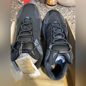 adidas Yeezy Boost 700 MNVN